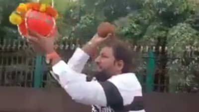 Maharashtra : મુંબઈમાં દહી હાંડી ઉજવવા બદલ 9 FIR દાખલ, MNSના નેતાઓએ CM ઉદ્ધવ ઠાકરેના ઘરની બહાર દહી હાંડી તોડીને નોંધાવ્યો વિરોધ