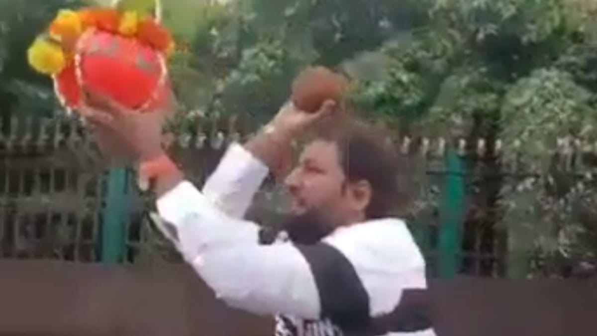 Maharashtra : મુંબઈમાં દહી હાંડી ઉજવવા બદલ 9 FIR દાખલ, MNSના નેતાઓએ CM ઉદ્ધવ ઠાકરેના ઘરની બહાર દહી હાંડી તોડીને નોંધાવ્યો વિરોધ