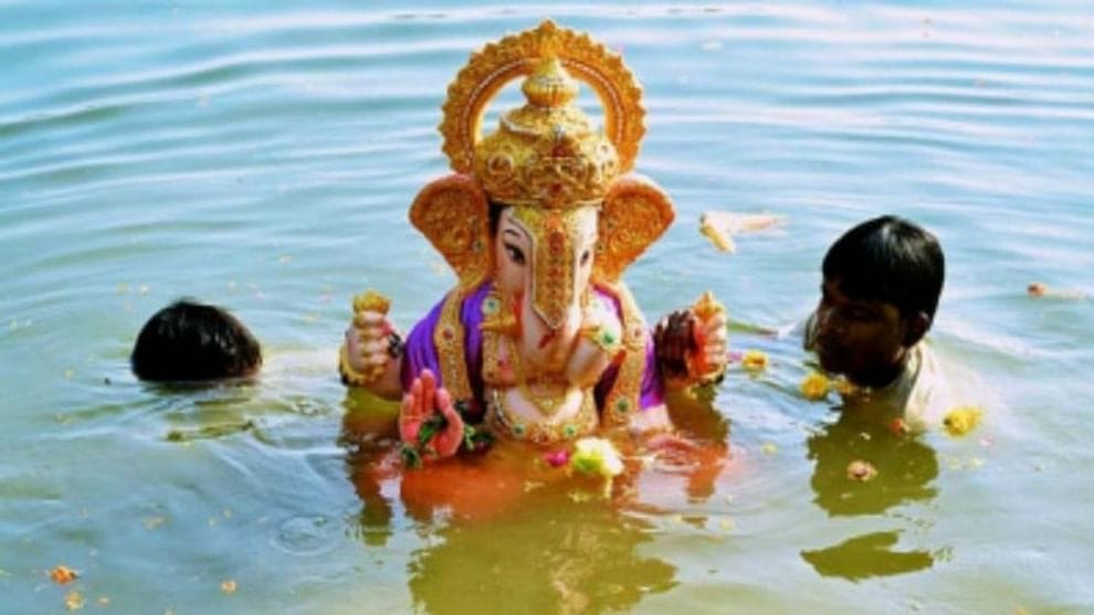 Ganpati Visarjan 2021 Wishes: આજે ગણપતિ વિસર્જન વેળાએ પરિવાર અને મિત્રોને પાઠવો આ શુભ સંદેશ
