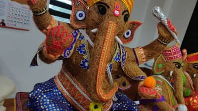 Surat : તાપી જિલ્લાની સખી મંડળની બહેનોની અદ્દભુત કારીગરી, નારિયેળીના રેસામાંથી બનાવી ગણેશજીની મૂર્તિ