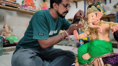 Surat Ganesh Utsav : શ્રીજીના આગમનની તૈયારીઓ શરૂ, શણગાર માટે ગણેશ ભક્તો કરી રહ્યા છે 1 લાખ સુધીનો ખર્ચો