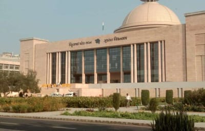 ગુજરાત વિધાનસભામાં કોંગ્રેસનો હોબાળો, અધ્યક્ષને પ્લે કાર્ડ બતાવ્યા