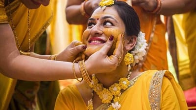હિન્દુ લગ્નમાં ધાર્મિક વિધિઓની લાંબી સૂચિમાં ઘણી બધી વિધિઓમાંની એક હલ્દી વિધિ છે. આ વિધિમાં, હળદર, ચંદન, પાણી (ક્યારેક ગુલાબ જળ) અને તેલનું મિશ્રણ વર અને કન્યાના ચહેરા અને શરીરના અન્ય ભાગો પર લગાવવામાં આવે છે. પૂર્વજો માનતા હતા કે તે આપણને સારા નસીબ આપે છે અને આપણને નકારાત્મકતા અને દુષ્ટ આત્માઓથી મુક્તિ આપે છે. તે કન્યા અને વરરાજાને તેમના મોટા દિવસ પહેલા 'નિખાર' (ચમક) લાવવાનું કામ પણ કરે છે!