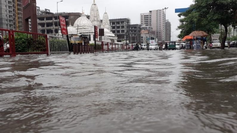 Surat : સુરતમાં બે કલાકમાં બે ઇંચ વરસાદથી જન જીવન થયું પ્રભાવિત, હજી 3 દિવસની આગાહી