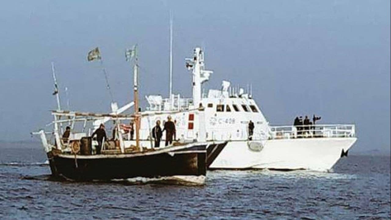 Ahmedabad : ભારતીય જળ સીમામાંથી અજ્ઞાત બોટમાંથી 50 કિલો હેરોઇનનો જથ્થો મળ્યો