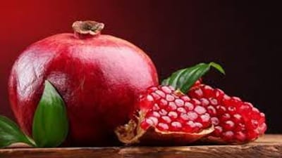 દાડમ ખાવાથી તમારા સ્વાસ્થ્યને ઘણા બધા લાભ થાય છે. દાડમ ખાવાથી શરીરમાં લોહીની કમીને ઝડપથી દૂર કરી શકાય છે અને શરીરમાં નેચરલ લોહીને વધારી શકાય છે.