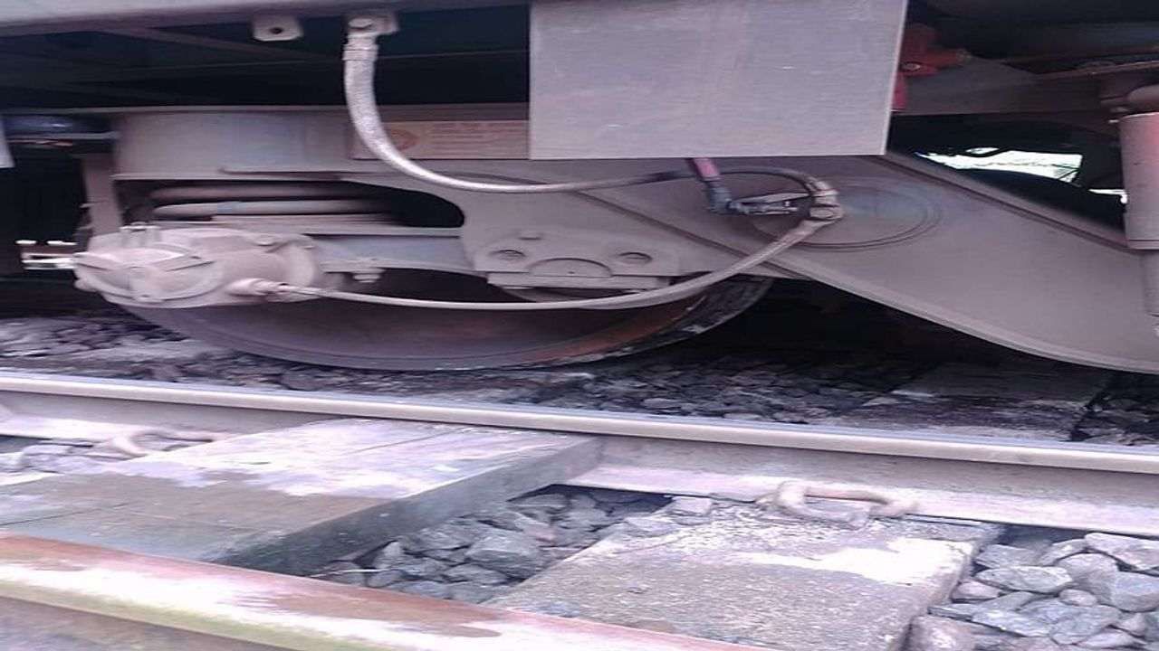 OMG : લોનાવાલા સ્ટેશન પર આ ટ્રેનના ડબ્બા પાટા પરથી ઉતરી ગયા ! પછી જે થયુ તે જાણીને તમે પણ ચોંકી જશો