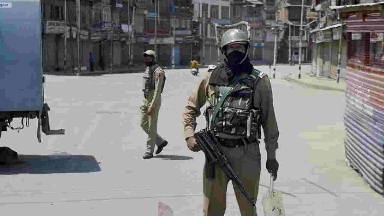 Jammu-Kashmir: શ્રીનગરના ચાનાપોરામાં આતંકી હુમલો, સુરક્ષા બળો પર ગ્રેનેડ ફેંકતા એક CRPF જવાન ઘાયલ