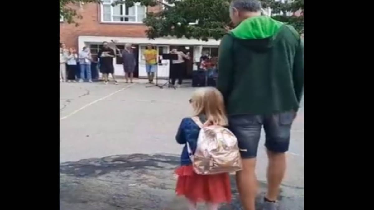 Viral Video : સ્કૂલે આવેલા બાળકોનું કરવામાં આવ્યુ જોરદાર સ્વાગત, વિડીયો જોઈને તમે પણ ખુશ થઈ જશો