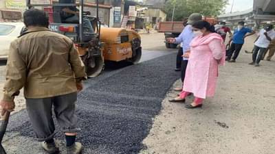 Surat : તૂટેલા રસ્તા જોડવા ગયેલા કોર્પોરેટરોએ કરાવ્યું ફોટો સેશન, વરસાદ પડતા કરેલું કામ પાછુ પાણીમાં