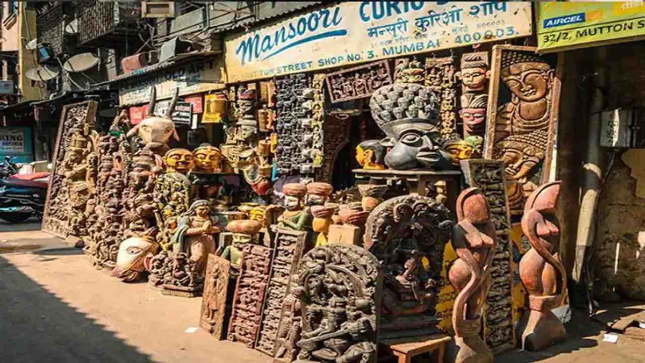 મટન સ્ટ્રીટ, મુંબઈ (Mutton Street, Mumbai ) વિશ્વનું પ્રખ્યાત મટન સ્ટ્રીટ ચોર બજાર મુંબઈમાં આવેલું છે. અહીં તમે જૂનામાં જૂની શ્રેષ્ઠ પુસ્તક ખરીદી શકો છો. અહીં નવા સામાનનું  રિમેક વર્ઝન મળી જાય છે. એન્ટિક ફર્નિચર, સેકન્ડ હેન્ડ કપડાં, લક્ઝરી બ્રાન્ડની પ્રોડક્ટ્સની નકલો ખૂબ ઓછા ભાવે ઉપલબ્ધ છે. ઘણી વખત લોકો અહીંથી તેમનો ચોરાયેલો સામાન મેળવે છે પરંતુ આ વસ્તુ ફરીથી ખરીદવા માટે તમારે કિંમત ચૂકવવી પડશે.