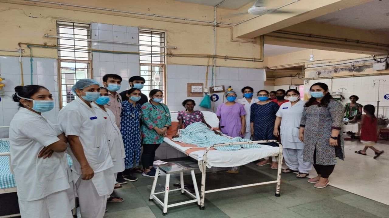 Surat : સિવિલના તબીબોએ નિભાવ્યોએ માનવ ધર્મ, આદિવાસી મહિલાનું ઓપરેશન ફ્રીમાં કરી મહિલાને આપ્યું નવજીવન