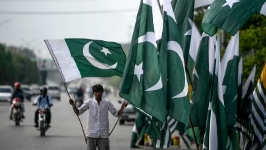 Weird Rules of Pakistan :  મીમ્સ પર પ્રતિબંધથી લઇને ગર્લફ્રેન્ડ સુધી એટલા પ્રતિબંધોને લઈ દુનિયા પુછે છે કે લોકો કઇ રીતે રહે છે