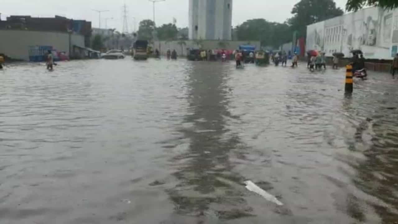 Surat : વહેલી સવારથી પડેલા વરસાદથી સુરત થયું પાણી પાણી