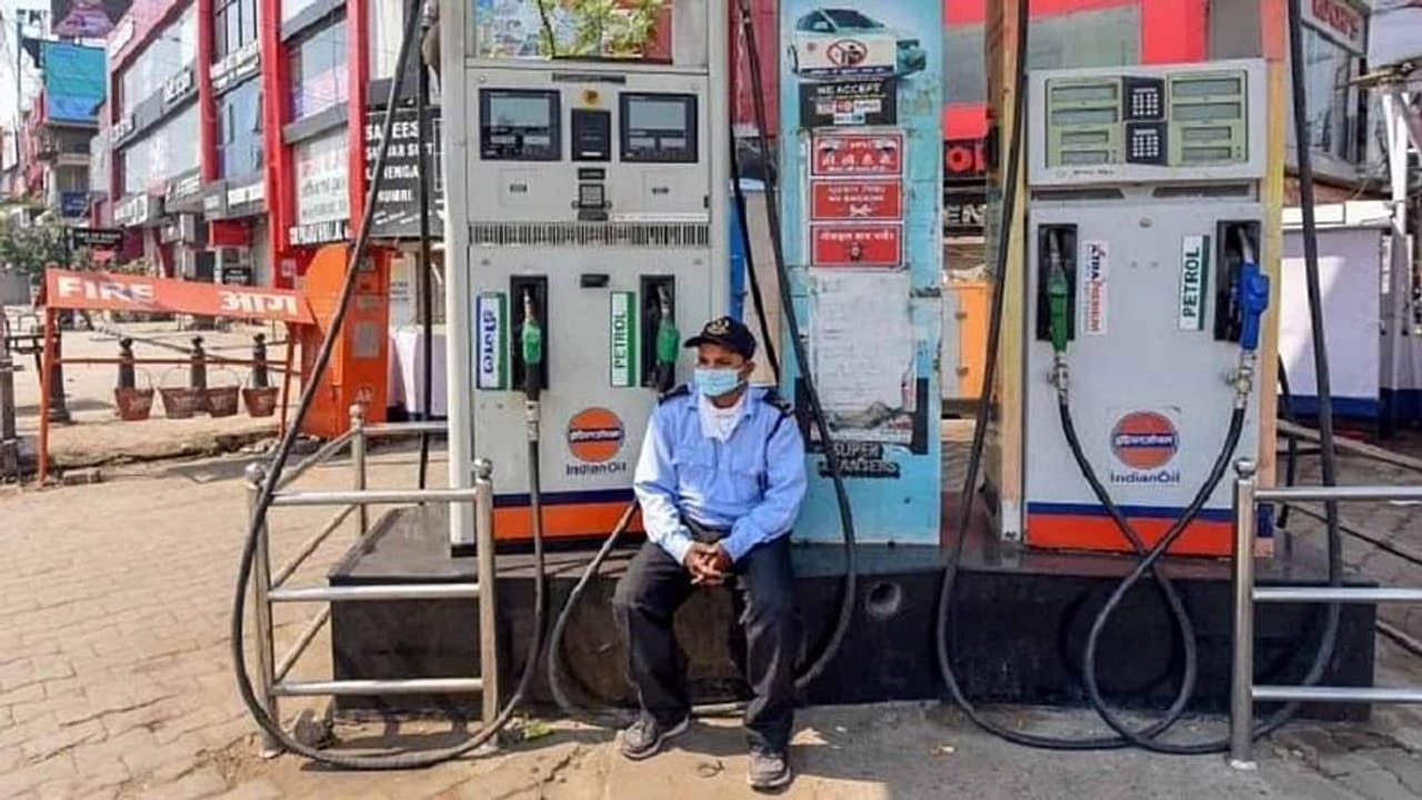 Petrol Diesel Price: ક્રૂડ ઓઇલના ભાવમાં ઘટાડો, સ્થાનિક ઓઇલ કંપનીઓએ પેટ્રોલ અને ડીઝલના ભાવ અંગે આ નિર્ણય લીધો