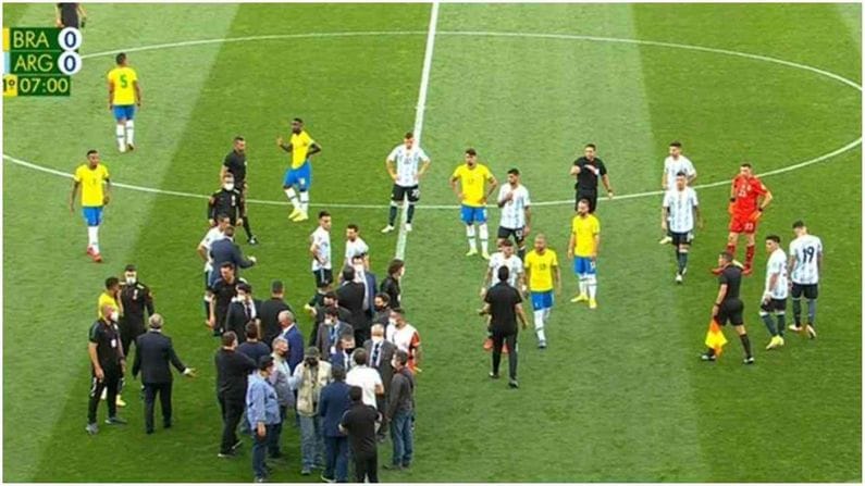 VIDEO: આર્જેન્ટીનાના 4 ખેલાડીઓને પકડવા મેદાનમાં ઉતર્યા પોલીસ અને આરોગ્ય કર્મચારીઓ, બ્રાઝિલ સાથેની મેચ રદ