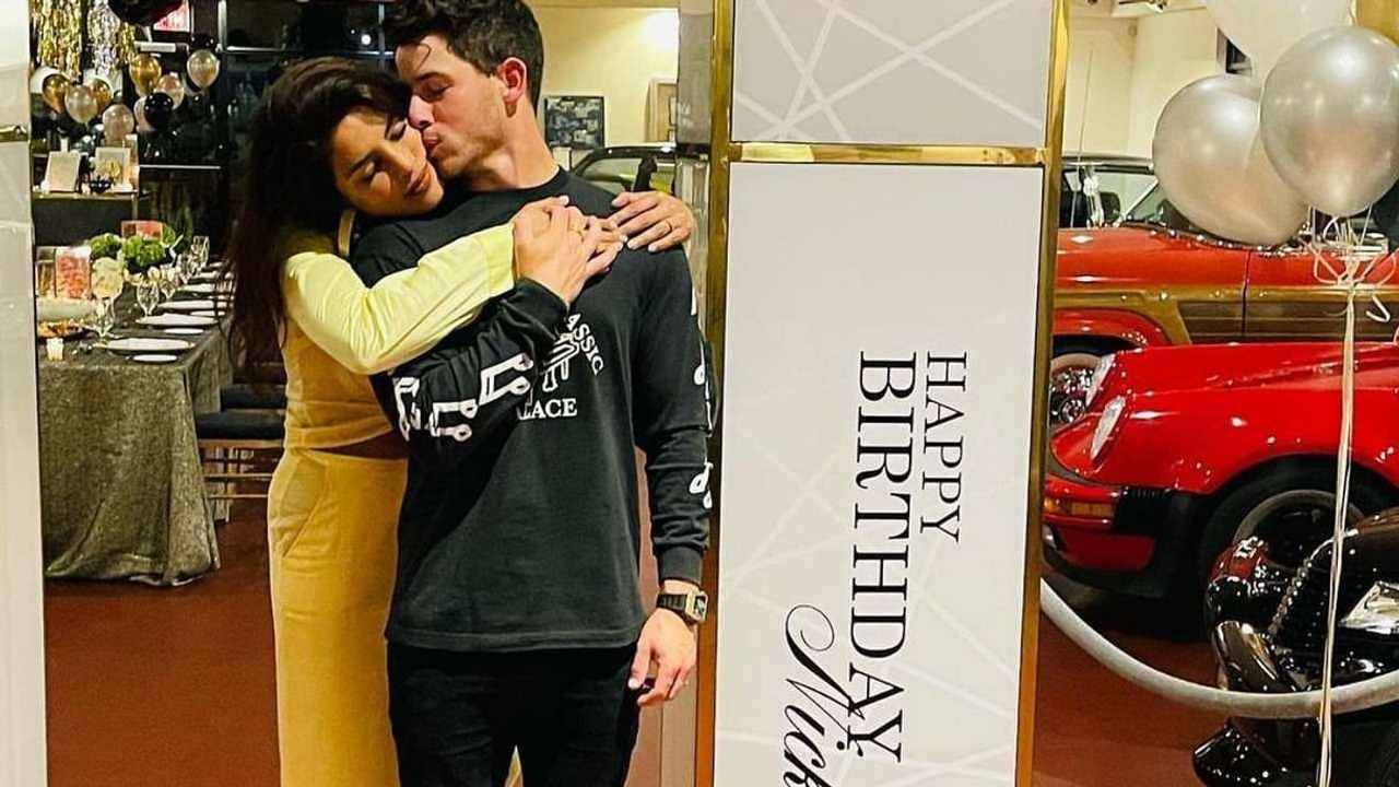 અભિનેત્રી પ્રિયંકા ચોપરાના પતિ નિક જોનાસ આજે પોતાનો 29 મો જન્મદિવસ ઉજવી રહ્યા છે. આવી સ્થિતિમાં, અભિનેત્રીએ તેના પતિને Kiss કરતો ફોટો શેર કરીને રોમેન્ટિક રીતે પ્રેમ વ્યક્ત કર્યો છે