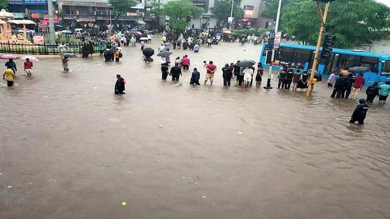 Surat : સતત બીજા દિવસે સુરત શહેર વરસાદથી તરબતર, અવિરત વરસાદ વરસતો રહ્યો તો ખાડીઓ ઓવરફ્લો થવાની ચિંતા