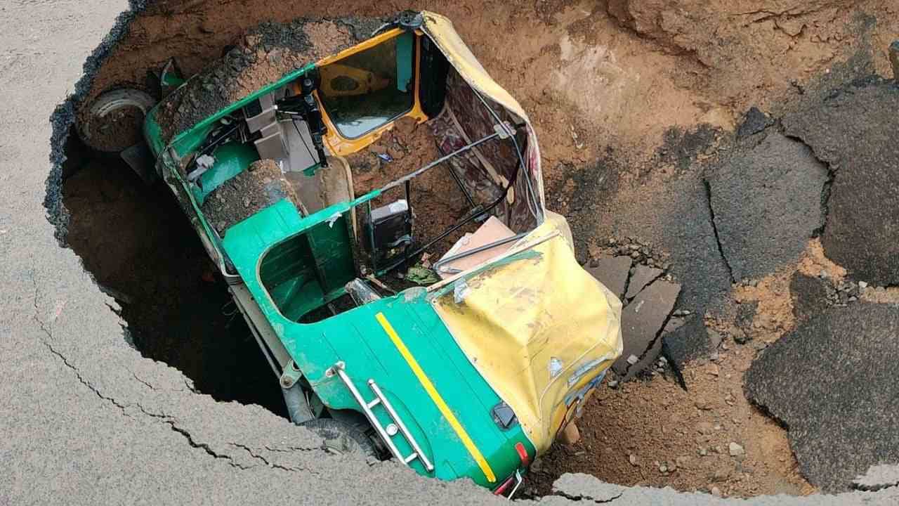 અમદાવાદ શહેરમાં 17 ફૂટ ઉંડા ભૂવામાં રિક્ષાચાલક રિક્ષા સાથે ખાબક્યો, ભારે જહેમત બાદ બહાર કઢાયો