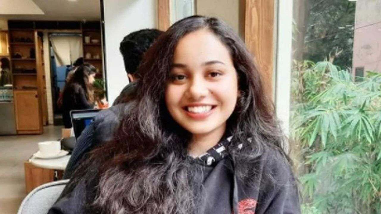 રિયાએ દિલ્હીની કોન્વેન્ટ ઓફ જીસસ એન્ડ મેરી સ્કૂલમાંથી અભ્યાસ કર્યો છે. ઉપરાંત તેણે કોલેજનો અભ્યાસ લેડી શ્રી રામ કોલેજમાંથી કર્યો છે. 