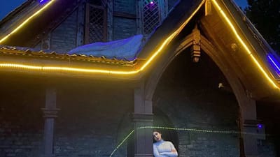 અભિનેત્રી સારા અલી ખાન તેના ચાહકોના દિલ પર રાજ કરે છે. સારા  જેટલી જ સુંદર અભિનેત્રી છે તેટલી જ સારી એક્ટિંગ પણ કરે છે. તાજેતરમાં સારાએ ચાહકો માટે ખાસ તસ્વીરો શેર કરી છે.