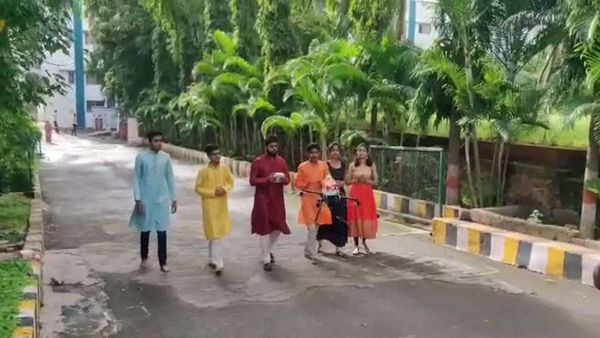 એન્જિનિયરિંગના વિદ્યાર્થીઓએ કરાવી ગણપતિ દાદાની ગજબ એન્ટ્રી, Video જોઈને તમે પણ બોલશો 'ગણપતિ બાપ્પા મોરિયા'