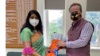 વડોદરા મ્યુનિસિપલ કમિશ્નર શાલિની અગ્રવાલના જળસંગ્રહ પ્રોજેકટની સરાહના કરતા અમેરિકી કાઉન્સેલ જનરલ ડેવિડ જે.રેન્ઝ