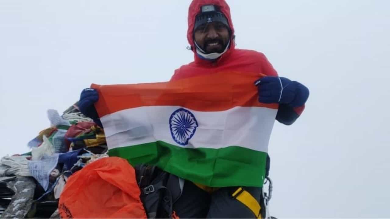Surat: બરફના તોફાન અને માઈનસ 15 ડિગ્રી તાપમાન વચ્ચે સુરતી લાલાએ શિખર પર લહેરાવ્યો તિરંગો