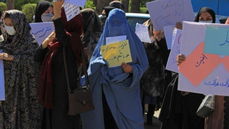 Afghanistan Crisis : તાલિબાનીઓના કબજા વચ્ચે વિવિધ માંગોને લઈને અફગાન મહિલાઓએ કર્યું વિરોધ પ્રદર્શન