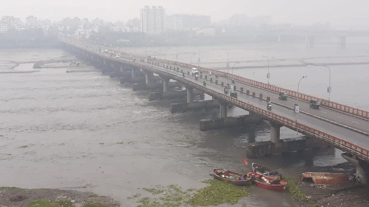 Surat : ઉકાઇમાંથી છોડવામાં આવેલા પાણીના કારણે તાપી બંને કાંઠે, સર્જાયો આહલાદક નજારો