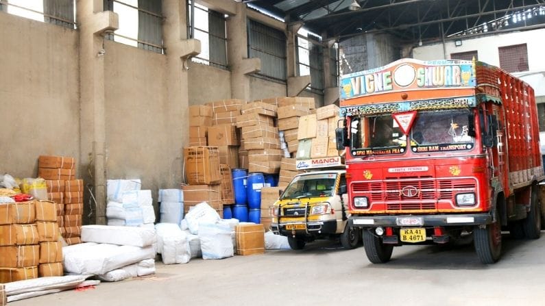 Surat: કાપડના વેપારીઓને શ્રાવણ મહિનો ફળ્યો, પાર્સલોનું ડીસ્પેચીંગ વધતા વેપારીઓને થઈ રાહત