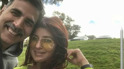 ભારતમાં ટાઈકવોન્ડોમાં બ્લેક બેલ્ટ મેળવ્યા બાદ અક્ષયે થાઈલેન્ડના બેંગકોકમાં માર્શલ આર્ટનો અભ્યાસ કર્યો હતો. ત્યાંથી પરત ફર્યા બાદ અક્ષયે તેમનું ફોટોશૂટ કરાવ્યું, ત્યારબાદ તેમને ફિલ્મ 'દીદાર' માટે સાઇન કરવામાં આવ્યા હતા.