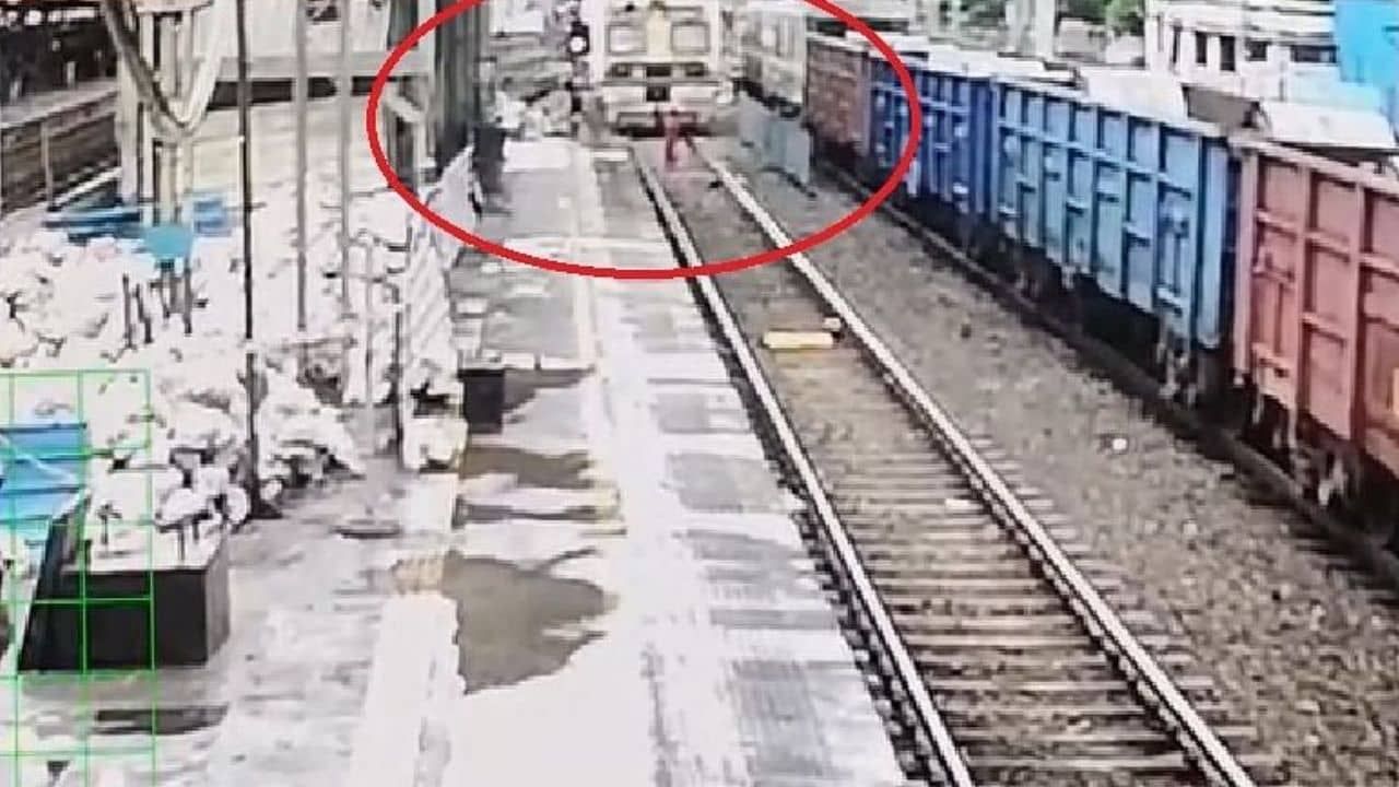 CCTV Video: મુંબઈ લોકલ ટ્રેન સામે અચાનક એક મહિલા ઊભી રહી, મોટરમેને રોકી ચાલતી ટ્રેન, જુઓ વિડીયો