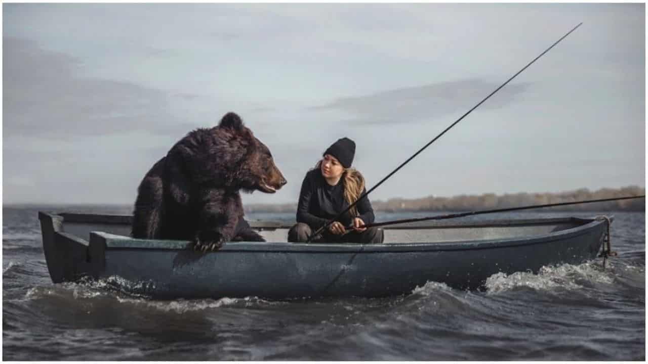 રશિયાની (Russia) રહેવાસી વેરોનિકા ડિચકા (Veronika Dichka) નો શોખ જરા અલગ જ છે. તેમણે આર્ચી નામના એક જંગલી ભાલૂને (Wild Bear)પાળ્યો છે. જેને તે બધી જ જગ્યાએ સાથે લઇને જાય છે. 