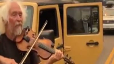 Viral Video: આગ લાગતા મચી અફરાતફરી અને વચ્ચે આ વ્યક્તિએ કર્યુ કઇંક એવુ કે લોકો તેના વખાણ કરવા લાગ્યા