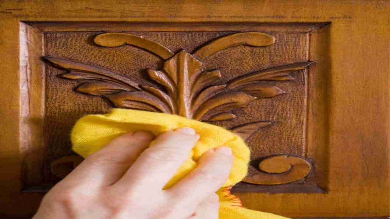 Lifestyle : ઘરે લાકડાના મંદિરની સફાઈ કરવામાં આવતી હોય મુશ્કેલી તો આ અજમાવી જુઓ