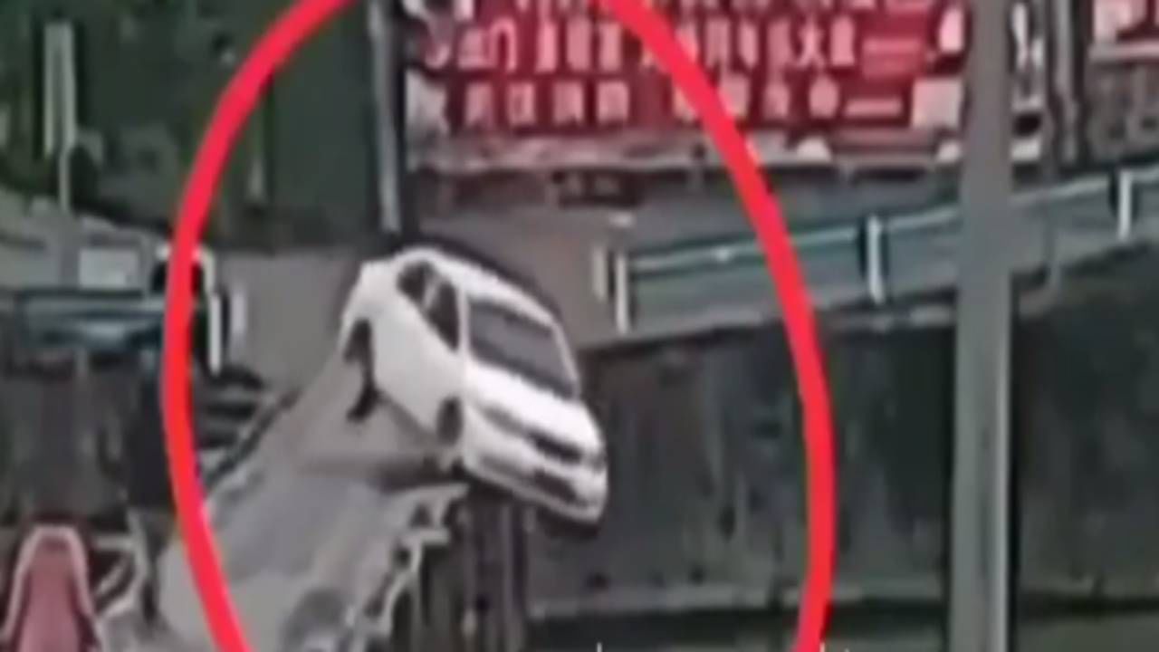 Video : પુલ પર ટર્નિંગ વખતે જ નદીમાં ખાબકી કાર, વીડિયોમાં જુઓ દિલધડક દ્રશ્યો !