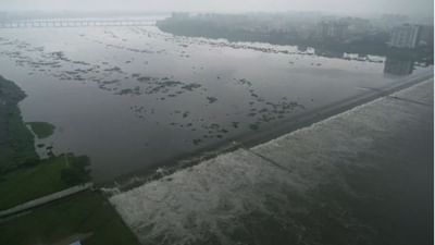 ઉકાઇ ડેમના 13 દરવાજા ખોલાયા, સુરતમાં તાપી નદી બે કાંઠે વહી