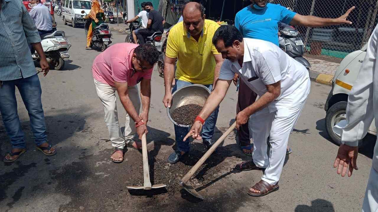 RAJKOT : ખાડા પુરવા શહેર કોંગ્રેસ પ્રમુખે ઉપાડયો પાવડો, મેયરે કહ્યું,આ કોંગ્રેસનો પબ્લિસિટી સ્ટંટ છે