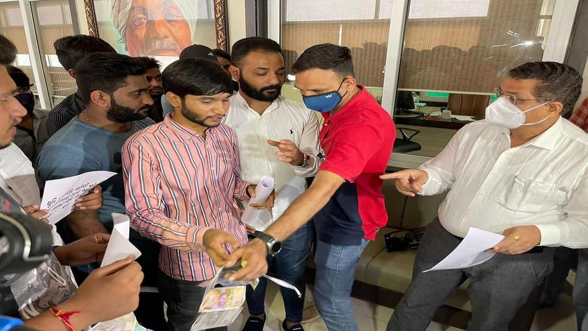 RAJKOT : સૌરાષ્ટ્ર યુનિવર્સિટીમાં PHD મુદ્દે કુલપતિને NSUIએ આપ્યો નકલી ચલણી નોટનો હાર