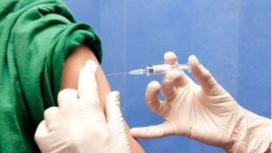 GUJARAT : રાજ્યમાં મહત્તમ રસીકરણના ઉદ્દેશ સાથે મેગા ડ્રાઇવ શરૂ, 10 હજારથી વધુ બુથ પર રસીકરણનો પ્રારંભ