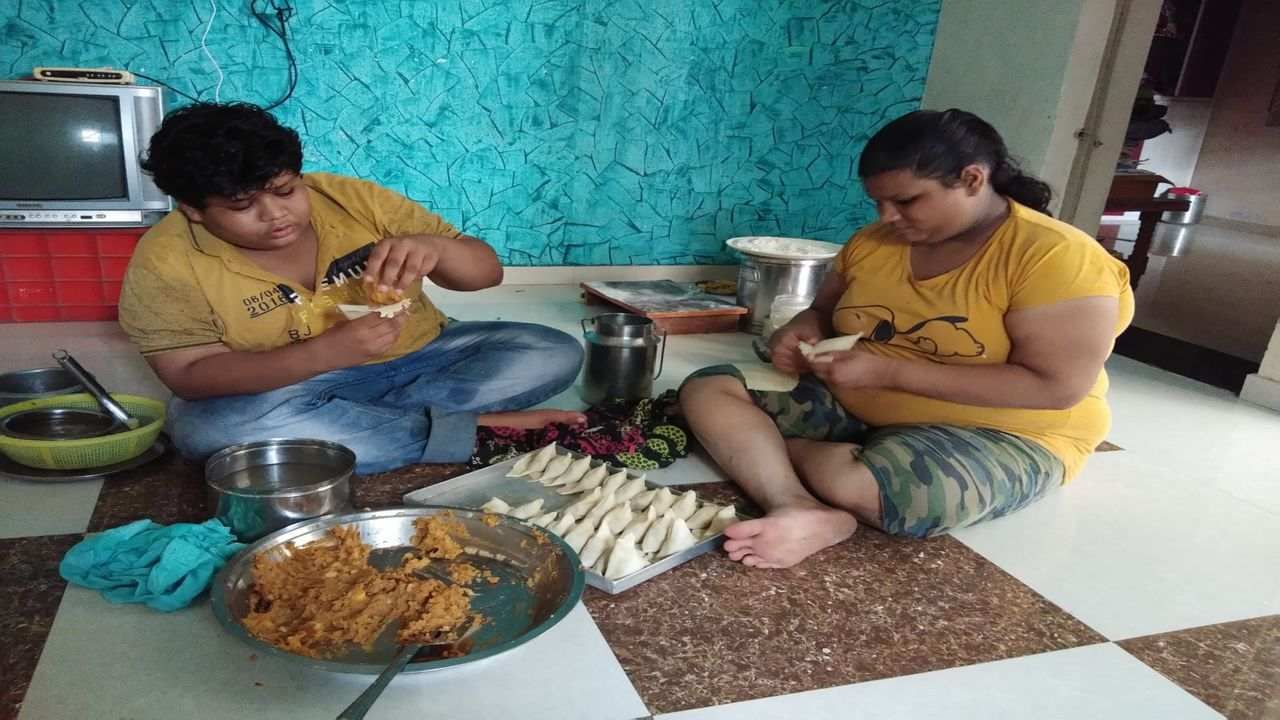 Ahmedabad : અગ્રવાલ પરિવાર માટે સોશિયલ મીડિયા બન્યું આશીર્વાદ રૂપ, સમોસા-કચોરીનો વીડિયો વાયરલ થતા વધી ઘરાકી