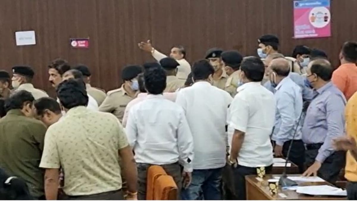 SURAT : મનપાની સામાન્ય સભામાં હોબાળો, ભીમરાટ ગામ નજીક રોડ બનાવવાની મંજૂરી મુદ્દે વિપક્ષનો વિરોધ