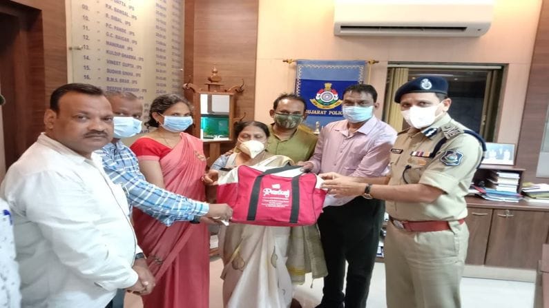 Surat : છત્તીસગઢનો પરિવાર રીક્ષામાં દાગીના ભૂલ્યું, પોલીસે સમયસૂચકતા વાપરી કિંમતી સામાન શોધી કાઢયો