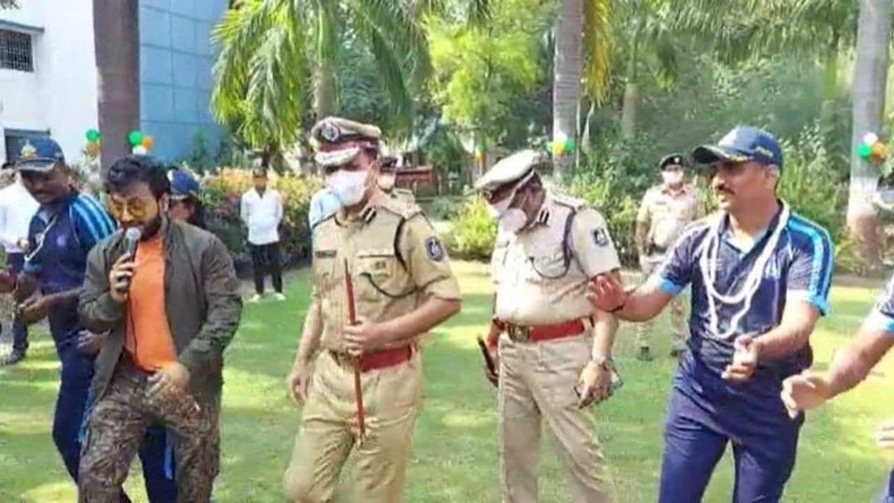 સુરત : એકતા દિવસની ઉજવણી અંતગર્ત બાઈક રેલી યોજાઇ, પોલીસ કર્મચારીઓ ગરબે ઘૂમ્યા