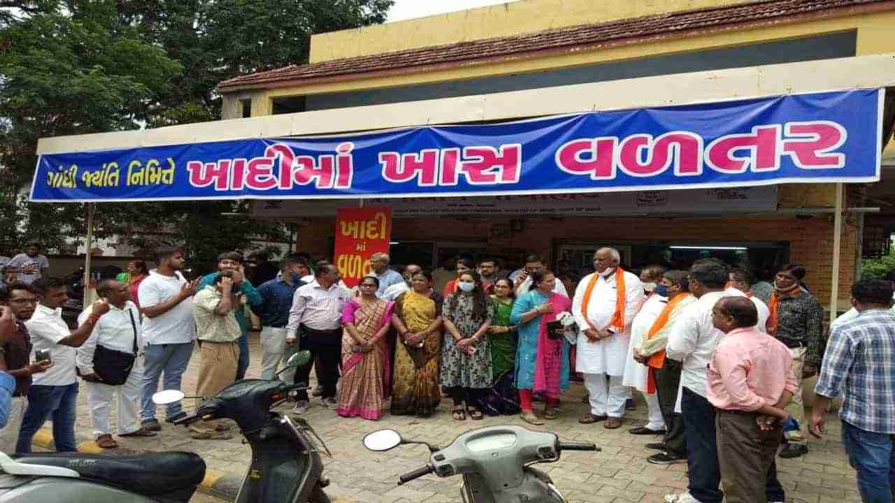 Ahmedabad :  ગાંધી જયંતિ નિમિતે ભાજપ નેતાઓની ખાદીની ખરીદી, તો કોંગ્રેસ નેતાએ ગાંધી આશ્રમની મુલાકાત લીધી