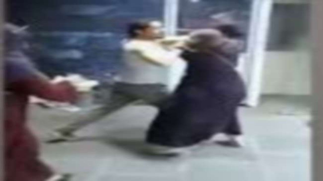 Video: પત્નીએ રંગેહાથે તેના પતિ અને ગર્લફ્રેન્ડને પકડ્યા, પછી તો ગુસ્સે થયેલી પત્નીએ બંનેને ચંપલથી ઢીબી નાખ્યા