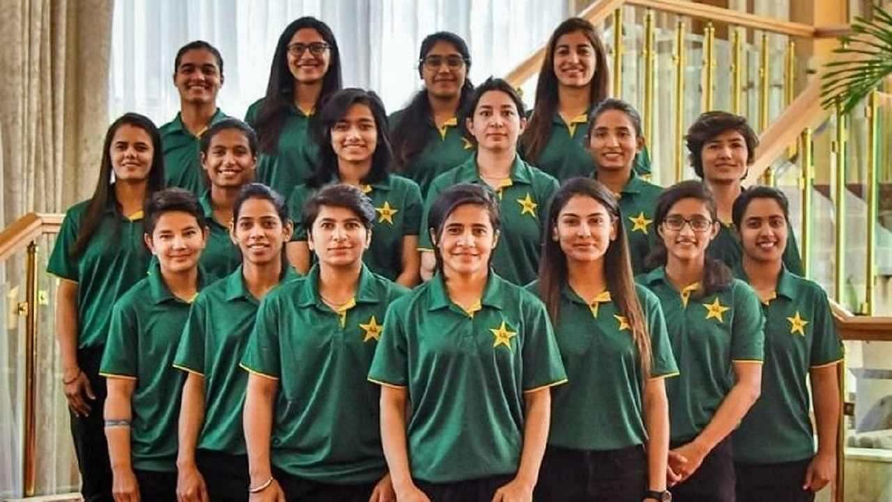 Covid 19 Positive: પાકિસ્તાનમાં આ સમયે ઉજવણીનો માહોલ છે કારણ કે તેની પુરૂષ ટીમ T20 વર્લ્ડ કપ 2021માં શાનદાર પ્રદર્શન કરી રહી છે, પરંતુ આ દરમિયાન પાકિસ્તાનની મહિલા ટીમના કેમ્પમાંથી ખરાબ સમાચાર આવ્યા છે. પાકિસ્તાનની 3 મહિલા ક્રિકેટરોને કોરોના થયો છે. પીસીબીએ ગુરુવારે એક નિવેદન જાહેર કરીને આ વાતની પુષ્ટિ કરી છે.