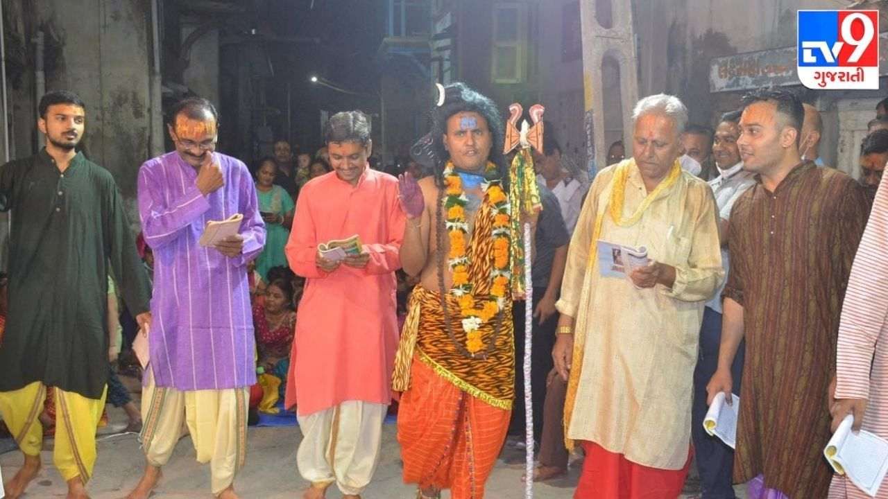 શિવ-પાર્વતીના લગ્ન : જામનગરમાં સાતમાં નોરતે પુરુષોએ ખાસ પોષકમાં ઈશ્વર વિવાહની ઉજવણી કરી, વર્ષો જૂની પરંપરા