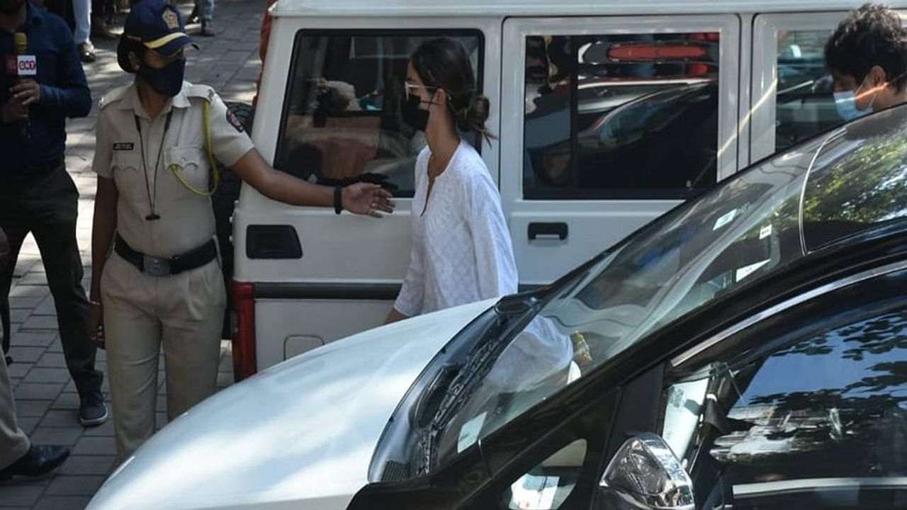 

બોલિવૂડ અભિનેત્રી અનન્યા પાંડેને NCBએ સતત બીજા દિવસે પૂછપરછ માટે બોલાવી છે. પહેલા દિવસે પણ તેમની લાંબા સમય સુધી પુછપરછ કરવામાં આવી હતી.